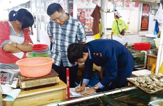 近日，三亞一海鮮店在電子秤上動(dòng)手腳被行政拘留十五日并處一千元罰款