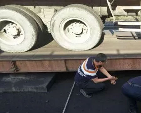 內(nèi)蒙古杭錦旗市監(jiān)局對(duì)全旗在用地磅展開強(qiáng)制檢定工作