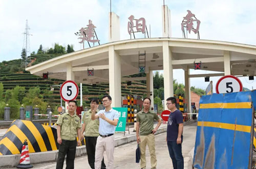 我廠王師傅深入建陽(yáng)南收費(fèi)站查看地磅安裝施工進(jìn)展