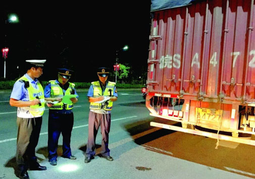 查辦超限車輛現(xiàn)場