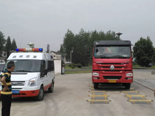 貨車正在校驗(yàn)移動地磅現(xiàn)場