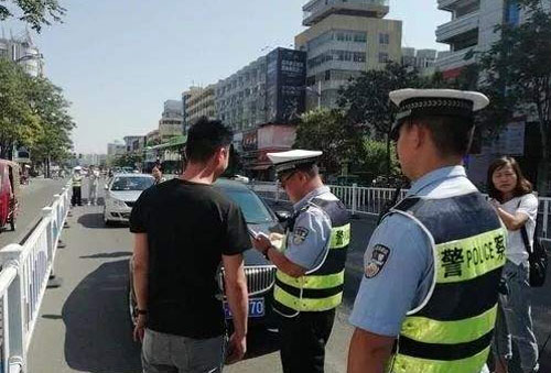 漯河交警查崗現(xiàn)場