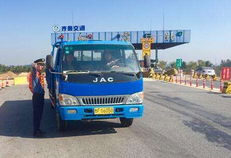 棲霞北部分收費(fèi)站更換地磅或?qū)⒂绊懗鲂?  height="75px" width="121px"/></a> 
              <dt><a class="dt_1" title="棲霞北部分收費(fèi)站更換地磅或?qū)⒂绊懗鲂? target="_blank" href="/news/691.html"> 棲霞北部分收費(fèi)站更換地磅或?qū)⒂绊懗鲂?/a><span id="tcb9jra"    class="dt_2">[
                2018-11-01</span></dt>
              <dd>截至11月1日，山東煙臺(tái)沈海高速棲霞北收費(fèi)站瀝青鋪設(shè)完畢，現(xiàn)已恢復(fù)通行。棲霞、棲霞南收費(fèi)站更換地磅，出口易造成短時(shí)間交通擁堵，請(qǐng)耐心排隊(duì)等候。...</dd>
            </dl>
        
        <dl class="news_dl">
          <a target=_blank href=