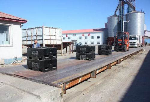 雙鴨山市開(kāi)展地磅計(jì)量檢定 確保秋糧公平交易