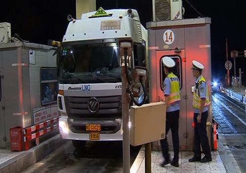 泉州一大貨車(chē)經(jīng)洛江區(qū)縣西環(huán)路地磅被查超載